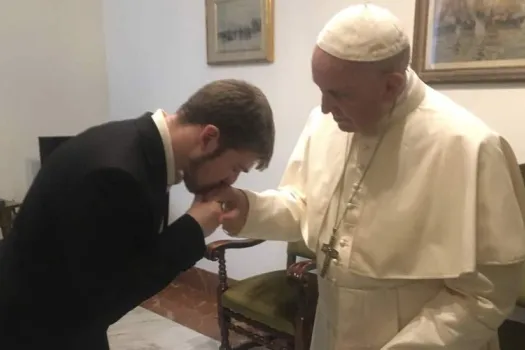 Alfies Vater begrüßt den Papst / Facebook / Thomas Evans