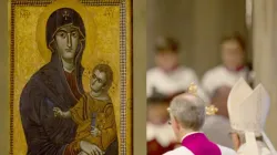 Papst Franziskus inzensiert – beweihräuchert – die Ikone Salus Populi Romani.  / CNA / Daniel Ibanez