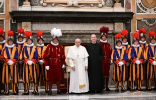 Papst Franziskus mit den neuen Rekruten für die Schweizergarde im Jahr 2024. / Vatican Media