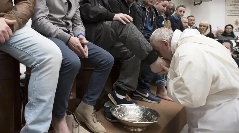 Papst Franziskus bei der Fußwaschung am Gründonnerstag 2018 