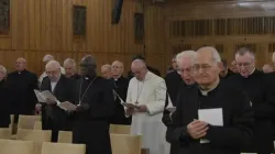 Papst Franziskus und die MItglieder der Römischen Kurie bei den Exerzitien im Jahr 2019 / Vatican Media