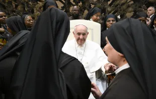 Papst Franziskus mit Ordensfrauen / Vatican Media