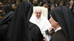 Papst Franziskus mit Ordensfrauen / Vatican Media