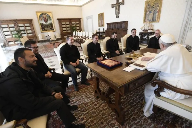 Papst Franziskus und einige der Diakone, die a kommenden Sonntag zu Priestern geweiht werden