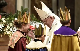 Papst Franziskus mit den Sternsingern aus Bayern / Romano Siciliani