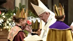 Papst Franziskus mit den Sternsingern aus Bayern / Romano Siciliani