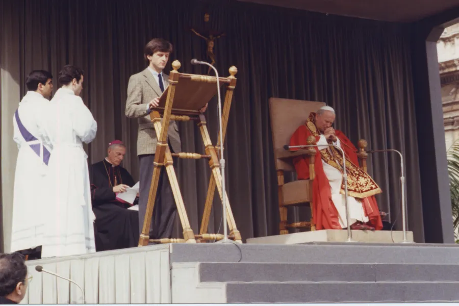 Die erste Generalaudienz im Heiligen Jahr der Erlösung: Martin Rothweiler trägt auf dem Petersplatz die Lesung vor, während Papst Johannes Paul II. aufmerksam zuhört.
