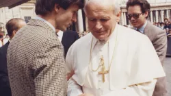 Papst Johannes Paul II. mit Martin Rothweiler im Jahr 1983. / EWTN / Vatican Media