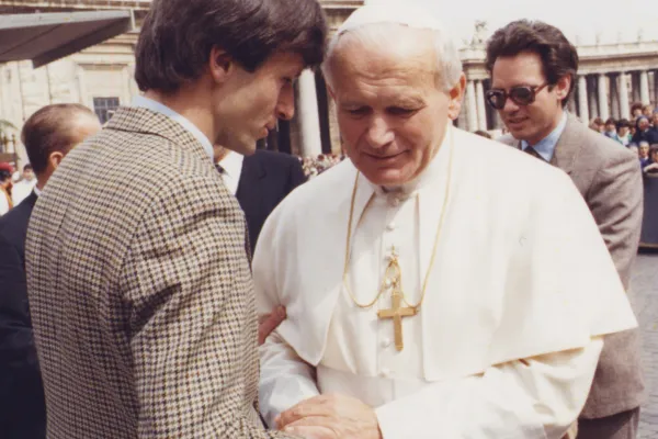 Papst Johannes Paul II. mit Martin Rothweiler im Jahr 1983. / EWTN / Vatican Media