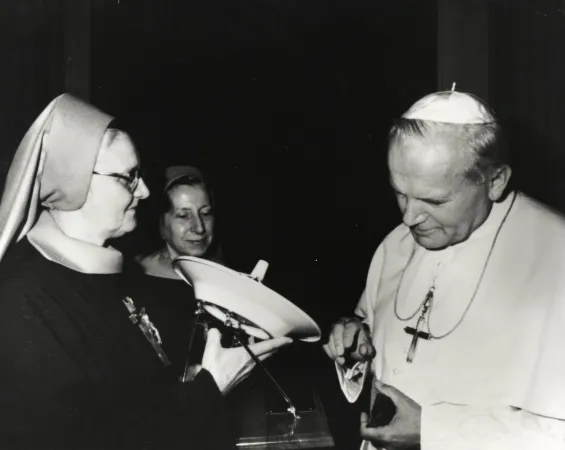Die EWTN-Gründerin Mutter Angelica zeigt Papst Johannes Paul II. eine der frühen Satellitenschüsseln.