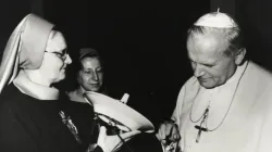 Die EWTN-Gründerin Mutter Angelica zeigt Papst Johannes Paul II. eine der frühen Satellitenschüsseln. / EWTN