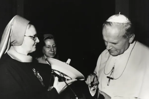 Die EWTN-Gründerin Mutter Angelica zeigt Papst Johannes Paul II. eine der frühen Satellitenschüsseln. / EWTN