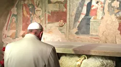 Im Gebet vor dem Altar, wo sein heiliger Namenspatron Weihnachten mit einer Krippe vorführte: Franziskus in Greccio / L'Osservatore Romano