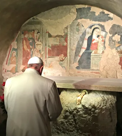 Im Gebet vor dem Altar, wo sein heiliger Namenspatron Weihnachten mit einer Krippe vorführte: Franziskus in Greccio