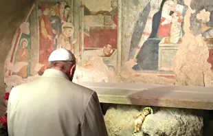 Im Gebet vor dem Altar, wo sein heiliger Namenspatron Weihnachten mit einer Krippe vorführte: Franziskus in Greccio / L'Osservatore Romano