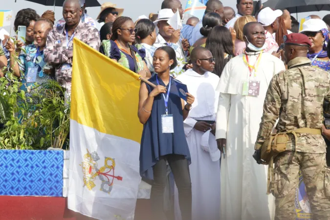 Gläubige bei der Papstmesse in Kinshasa in der Demokratischen Republik Kongo am 1. Februar 2023