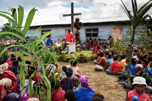 Heilige Messe unter freiem Himmel auf Papua-Neuguinea / Kirche in Not