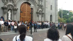 Gläubige im Gebet, die ihre Pfarrei in Lima verteidigen  / Walter Sánchez Silva / ACI Prensa