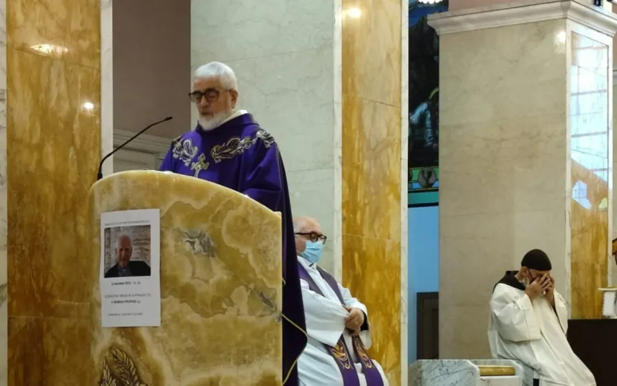 Pater Carmine Cucinelli OFMCap bei seiner Predigt. 
