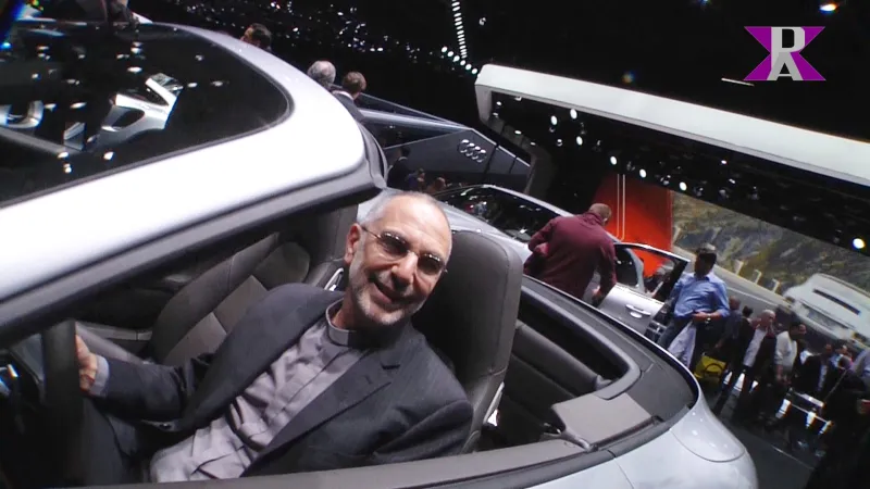 Zwiespältige Gefühle: Pater Mike Deeb im neuen Porsche Carrera auf dem Genfer Auto-Salon