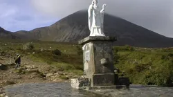 Statue vor dem 765 Meter hohen, Croagh Patrick genannten Berg / Joachim Schäfer - <a href="www.heiligenlexikon.de">Ökumenisches Heiligenlexikon</a>