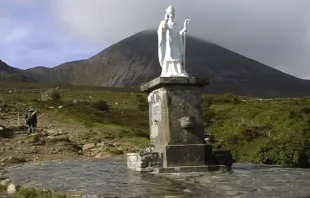 Statue vor dem 765 Meter hohen, Croagh Patrick genannten Berg / Joachim Schäfer - <a href="www.heiligenlexikon.de">Ökumenisches Heiligenlexikon</a>
