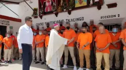 Erzbischof Jorge Carlos Patrón Wong mit Gefangenen / Secretaría de Seguridad Pública de Veracrúz