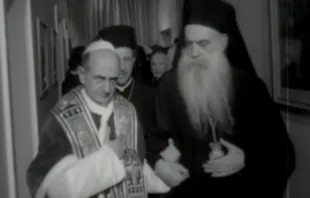Papst Paul VI. und Patriarch Athenagoras im Jahr 1964 / screenshot / YouTube / The Ecumenical Patriarchate
