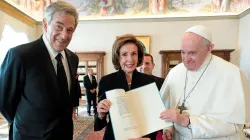 Paul und Nancy Pelosi bei ihrer Begegnung mit Papst Franziskus am 9. Oktober 2021 / Vatican Media 