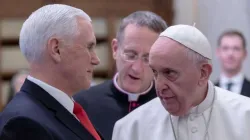 US-Vizepräsident Mike Pence und Papst Franziskus / EWTN-CNA Photo/Daniel Ibáñez/Vatican Pool
