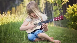 Mädchen mit Gitarre (Referenzbild) / Pezibear / Pixabay