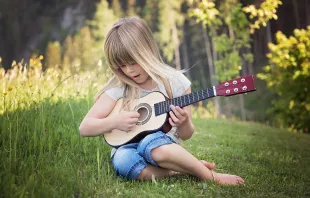 Mädchen mit Gitarre (Referenzbild) / Pezibear / Pixabay