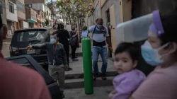 Padre Juan Goicochea hat in einem Armenviertel von Lima eine Sauerstoffabfüllanlage aufgebaut, mit der die schwer an Covid erkrankten Armen der peruanischen Hauptstadt versorgt werden können.
 / Luisenrrique Becerra / Adveniat