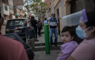 Padre Juan Goicochea hat in einem Armenviertel von Lima eine Sauerstoffabfüllanlage aufgebaut, mit der die schwer an Covid erkrankten Armen der peruanischen Hauptstadt versorgt werden können.
 / Luisenrrique Becerra / Adveniat