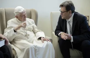 Peter Seewald präsentiert dem emeritierten Papst die Biographie über Papst Benedikt XVI. / privat