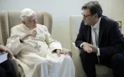 Peter Seewald präsentiert dem emeritierten Papst die Biographie über Papst Benedikt XVI.