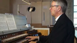 Bischof Peter Kohlgraf beim Orgelspiel / screenshot / YouTube / Bistum Mainz