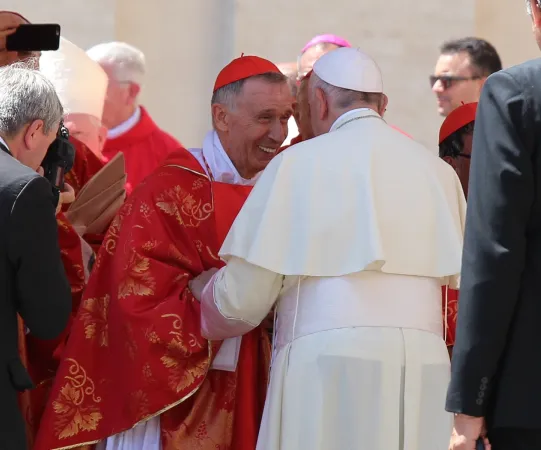 Papst Franziskus mit dem gestern zum Kardinal kreierten Präfekten der Glaubenskongregation, Luis Ladaria SJ.