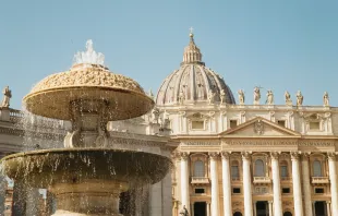 Blick auf den Petersdom im Vatikan / Mariya Oliynyk / Unsplash