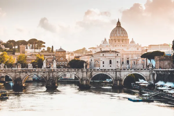 Blick auf den Petersdom im Vatikan / Christopher Czermak / Unsplash