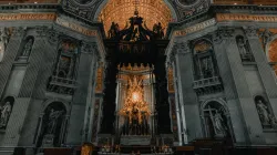 Baldachin über dem Confessio-Altar im Petersdom / Clay Banks / Unsplash