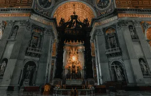 Baldachin über dem Confessio-Altar im Petersdom / Clay Banks / Unsplash