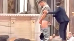 Mann uriniert auf Hauptaltar im Petersdom / screenshot / YouTube / 5MinuteSchool