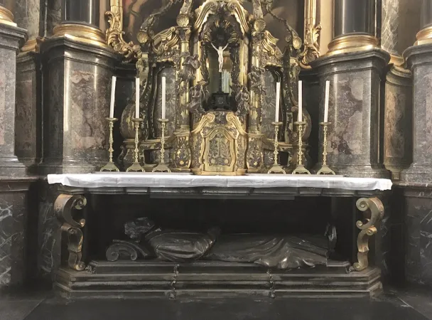 Das Grab von Petrus Canisius in der Jesuitenkirche des Kollegiums St. Michael in Fribourg (Schweiz).