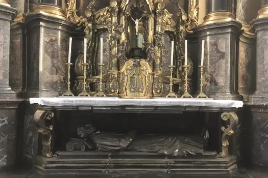 Das Grab von Petrus Canisius in der Jesuitenkirche des Kollegiums St. Michael in Fribourg (Schweiz). / Valentin Gehrig / CNA Deutsch