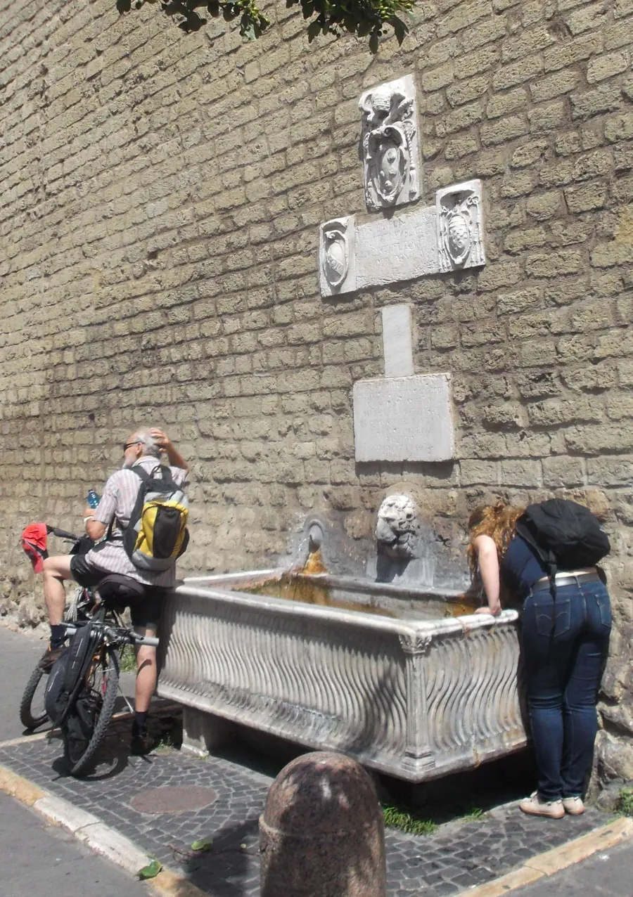 Die "Menschen- und Pferdetränke" an der Vatikanmauer 