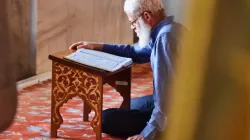 Ein Muslim liest im Koran in einer Moschee.  / Unsplash 