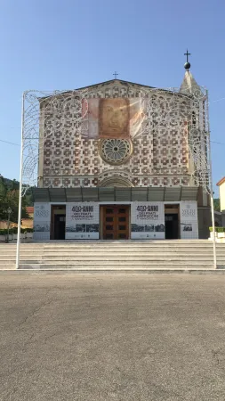 Das Antliz Christi vom "Volto Santo" auf einem Banner in Manoppello; ausgestellt im Rahmen der 400-Jahr-Feier der Kapuziner. 