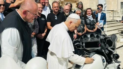 Papst Leo XIV. signiert am 3. September 2025 ein BMW-Motorrad, das ihn von der Gruppe "Jesus-Biker" im Rahmen der Generalaudienz überreicht wurde. / Rudolf Gehrig / CNA Deutsch