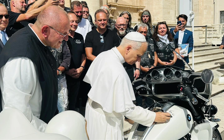 Papst Leo XIV. signiert am 3. September 2025 ein BMW-Motorrad, das ihm von der Gruppe „Jesus-Biker” im Rahmen der Generalaudienz überreicht wurde.